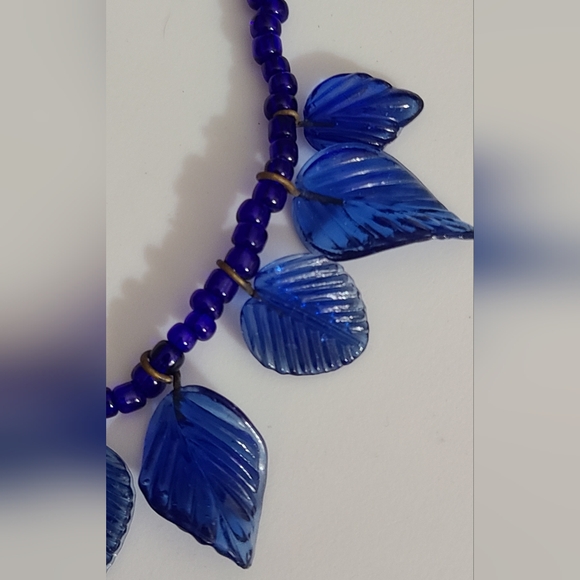OLD Vintage blue leaves leaf Czech pressed molded glass necklace beaded cobalt - Picture 4 of 9